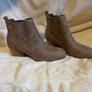 Bella Vita Brown Ankle Booties NWOT Size 8.5